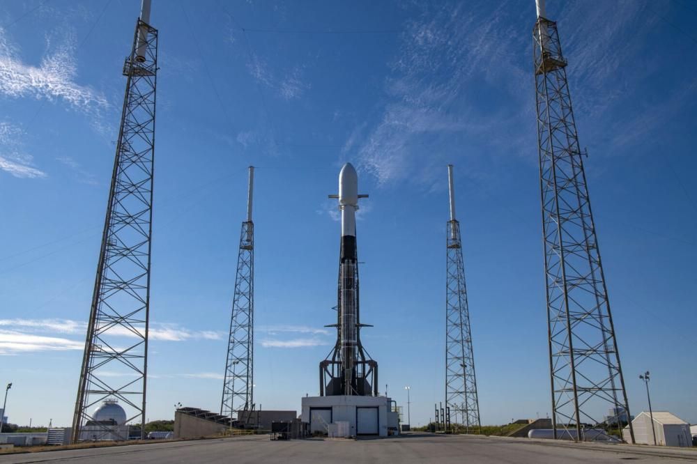 SpaceX 尝试一次性发射 143 颗卫星，因天气缘故推迟到今夜发射
