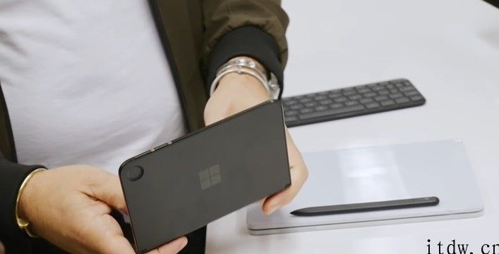 微软公司暗示 Surface Duo 2 双屏配备规格：代号 “Zeta”，配备 5G 和升級摄像头