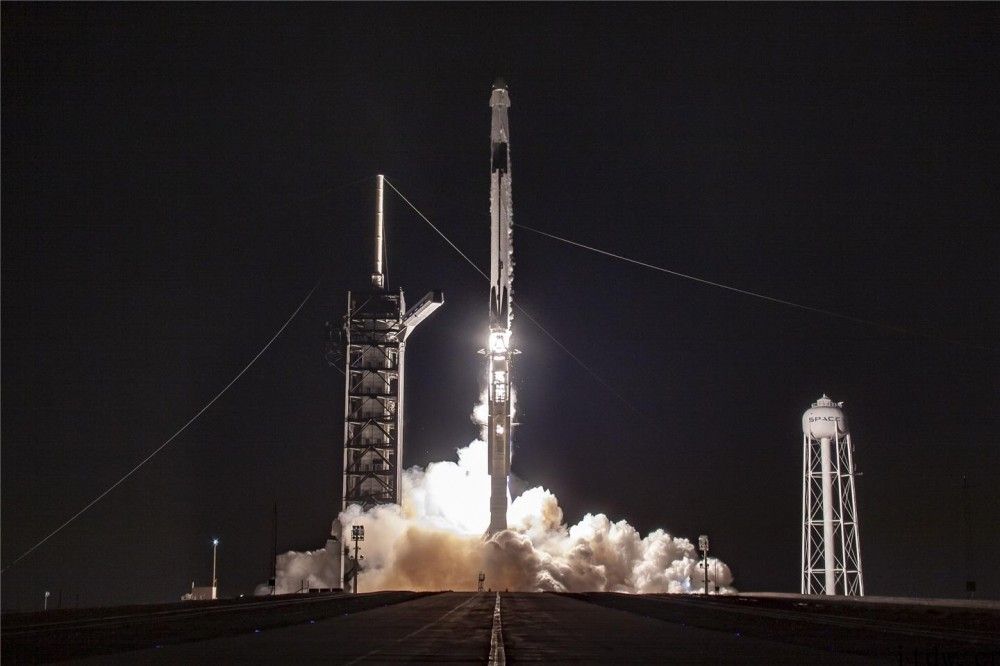 猎鹰 9 号火箭弹九连胜再创纪录，SpaceX 卡在夏令时来临前再发射 60 颗星链通讯卫星上外太空