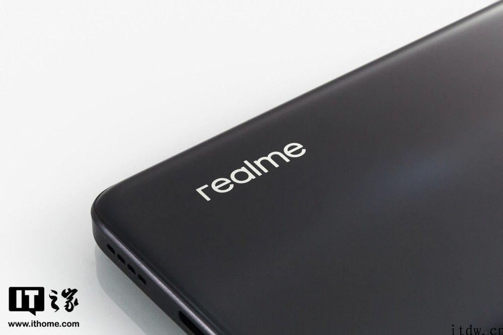 【IT之家开箱】realme 真我 Q3i 粒子灰图赏：称手平衡，5G 入门