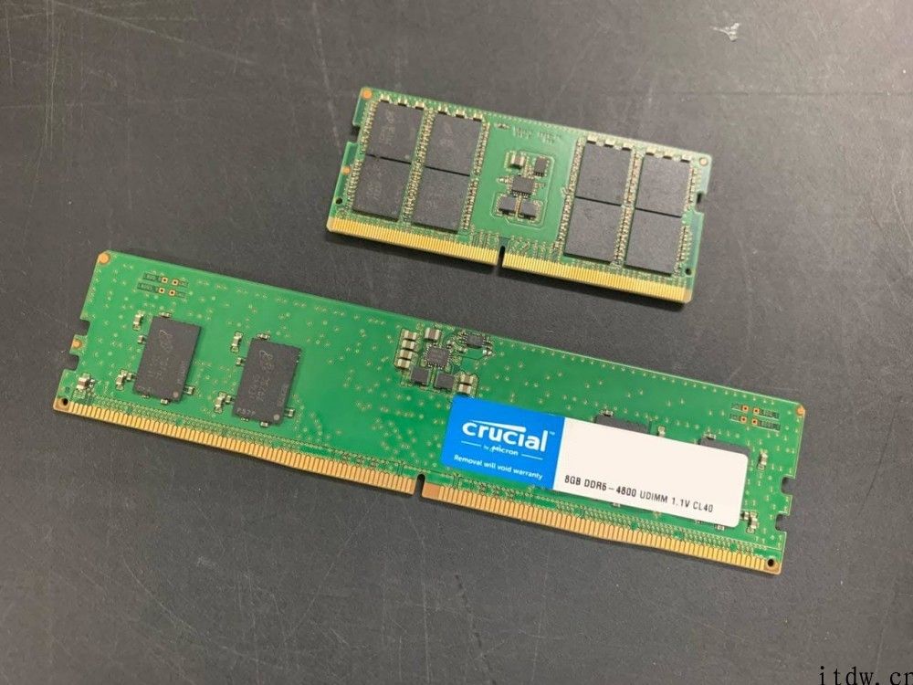 美光英睿达 DDR5 内存条实拍图曝光：4800MHz CL40