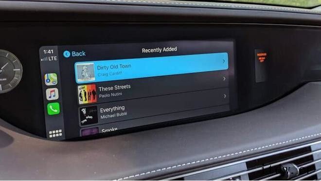 苹果 2014 年推出 CarPlay 将 iPhone 和