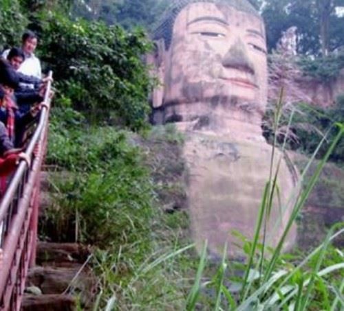 乐山大佛宝藏之谜 雄伟的大佛和它古老的历史中国科学院与乐山市政府联合对乐山大佛实施“地质雷达无损检测”