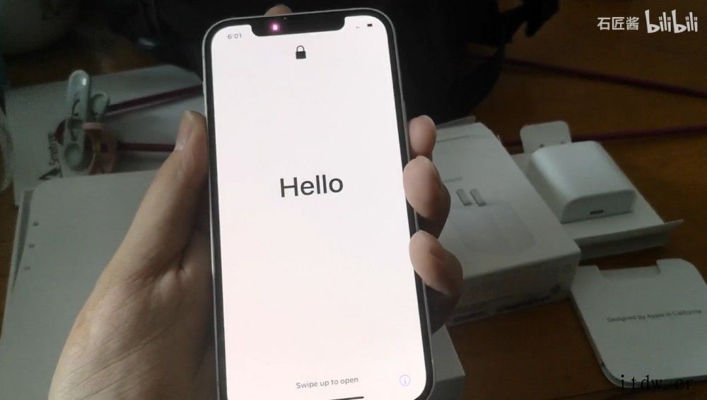 苹果 iOS 15 重新设计 iPhone 激活界面:毛玻璃