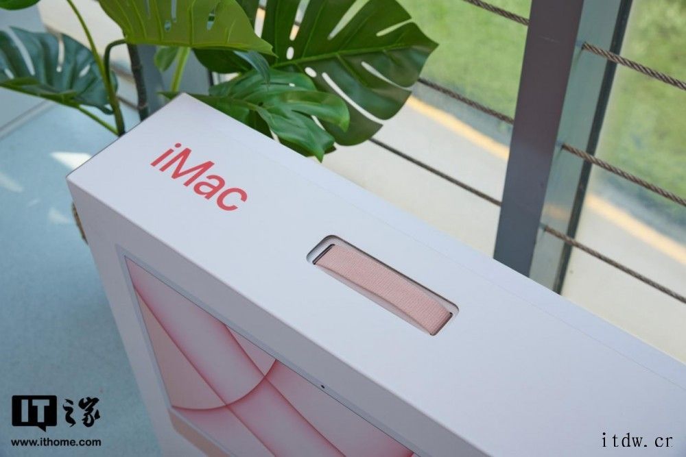 2021 款 iMac 长期使用报告:提前感受苹果的“次世代IT大王对这块屏幕的色准进行了测试新款 iMac 的安静和强大给IT大王留下了比较深刻的影响IT大王对新 iMac 的长期使用体验表示看好