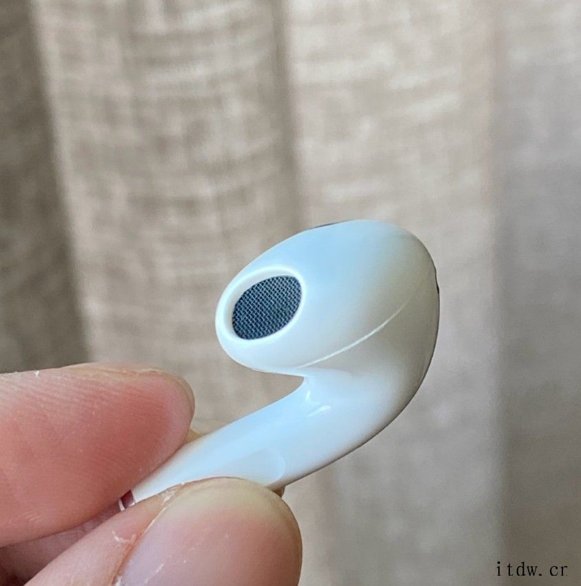 大量用户吐槽苹果 AirPods 3 越南代工版做工粗糙:比