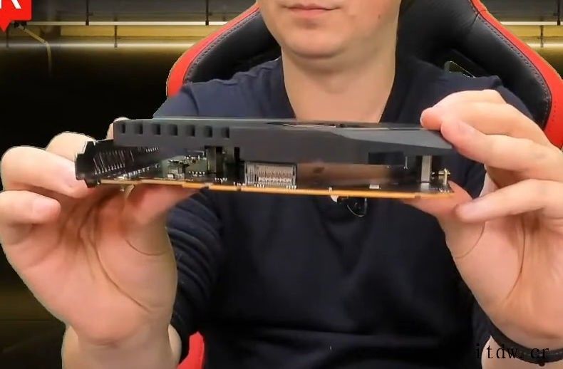 微星展示业界首个 PCIe Gen5 转换卡:主动散热,为下