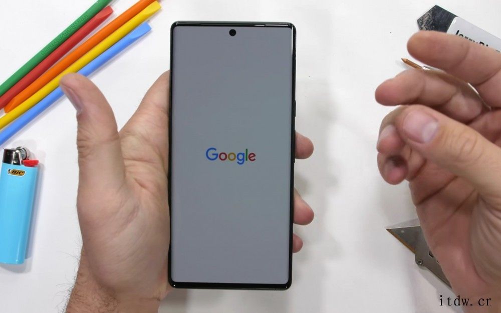 谷歌 Pixel 6 Pro 耐用性测试:后置相机两侧为塑料