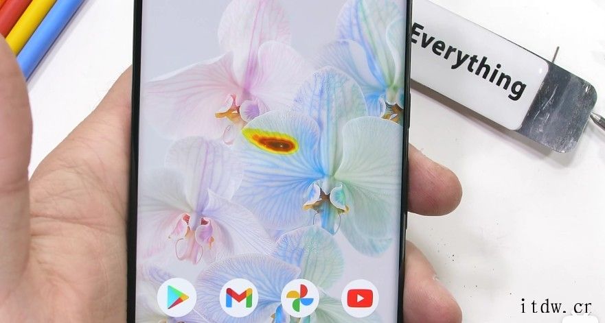 谷歌 Pixel 6 Pro 耐用性测试:后置相机两侧为塑料