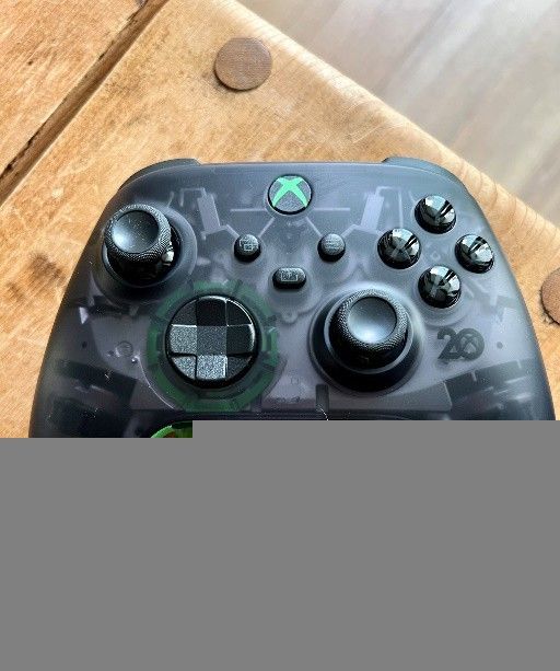 Xbox 20 周年纪念手柄内含彩蛋:印有微软游戏部门总负责