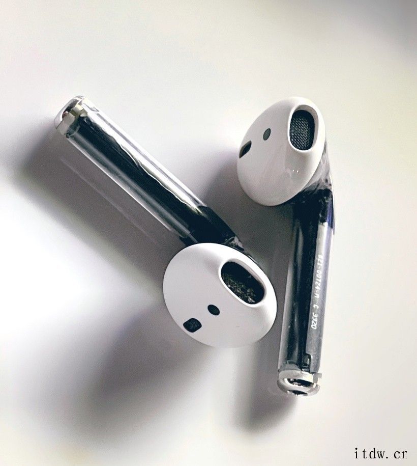 苹果透明 AirPods 初代耳机/ 29W 充电器原型曝光