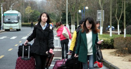 学校国庆放一天假是不是违法2022