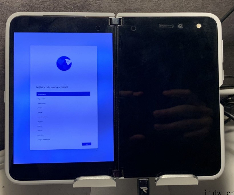 微软 Surface Duo 双屏手机成功进入 Win11 