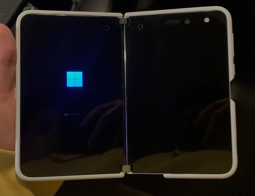 微软 Surface Duo 双屏手机成功进入 Win11 