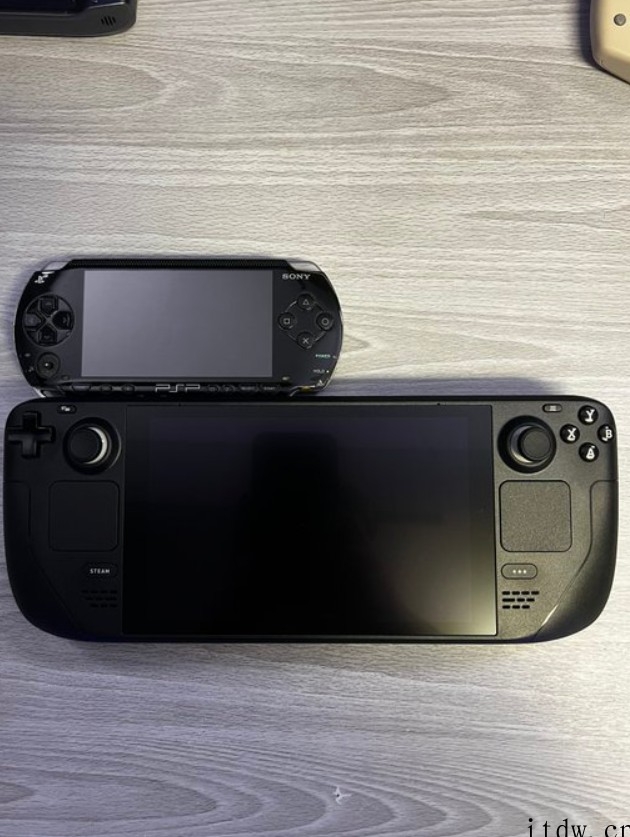 Steam Deck 和 Switch / PSP 等游戏掌