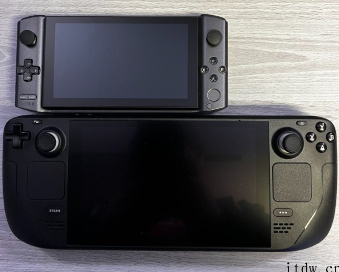 Steam Deck 和 Switch / PSP 等游戏掌