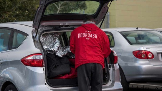 美国外卖巨头 DoorDash 向司机提供油费补贴:因油价上