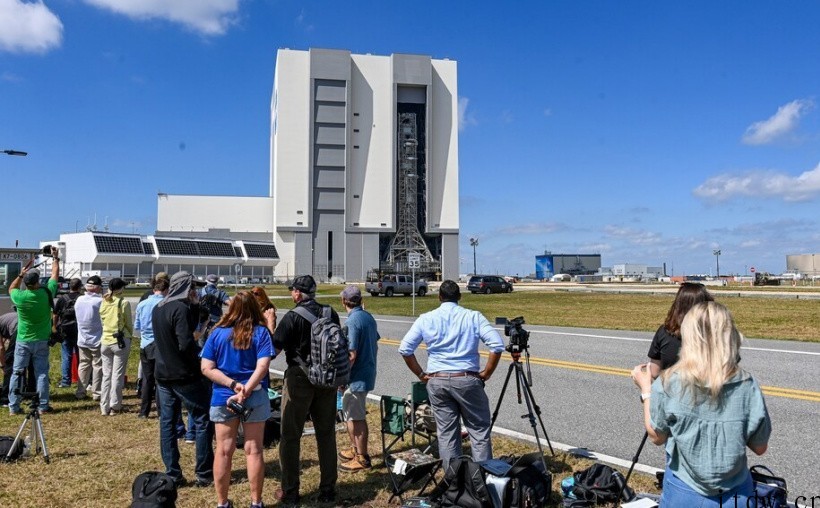 NASA巨型登月火箭 SLS 正式出厂,将“龟速”运往发射台