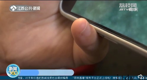 小心爪形手!医生提醒握手机要勤换姿势,你习惯用小拇指当支架托