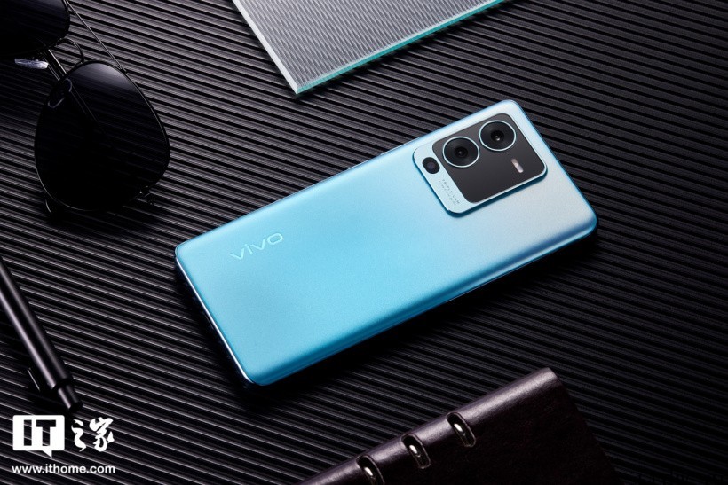 【IT之家开箱】vivo S15 Pro 图赏:双镜云窗设计