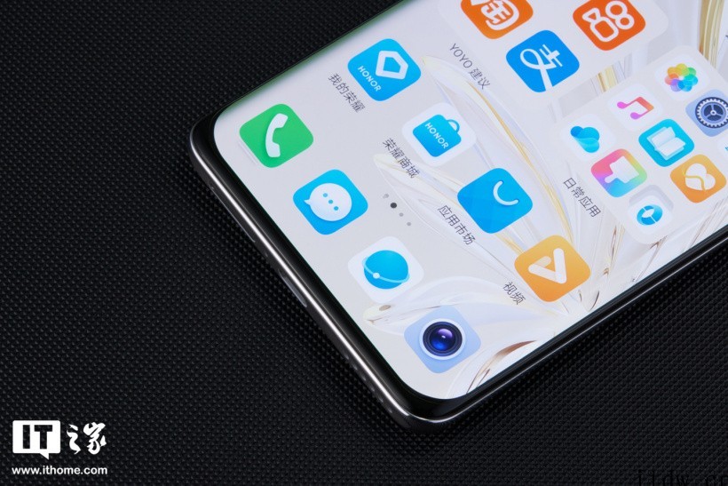 荣耀 70 Pro 图赏:菱格纹理设计,流光四曲面屏