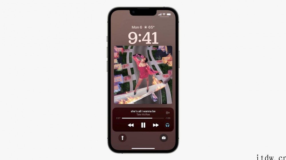 苹果 iOS 16 锁屏音乐播放器重新支持全屏,上一次还是 