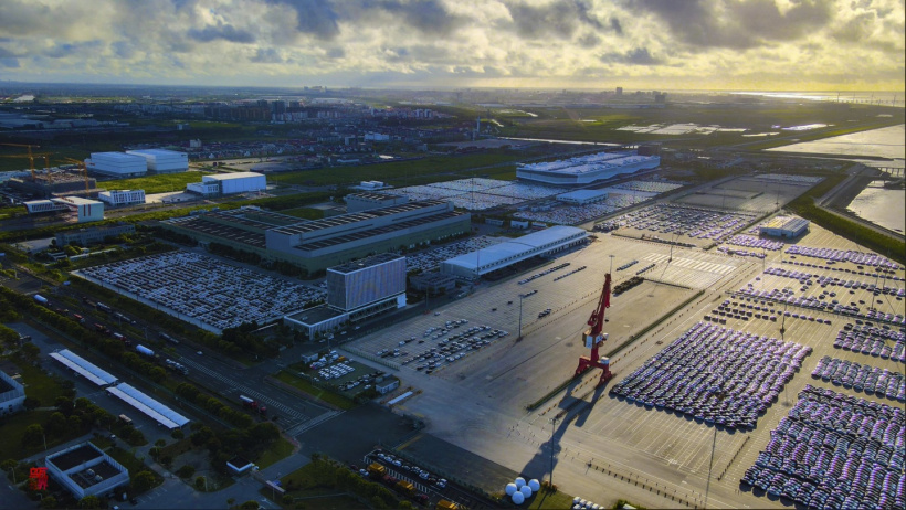 国产特斯拉大量出口海外市场,上海码头堆满了 Model Y