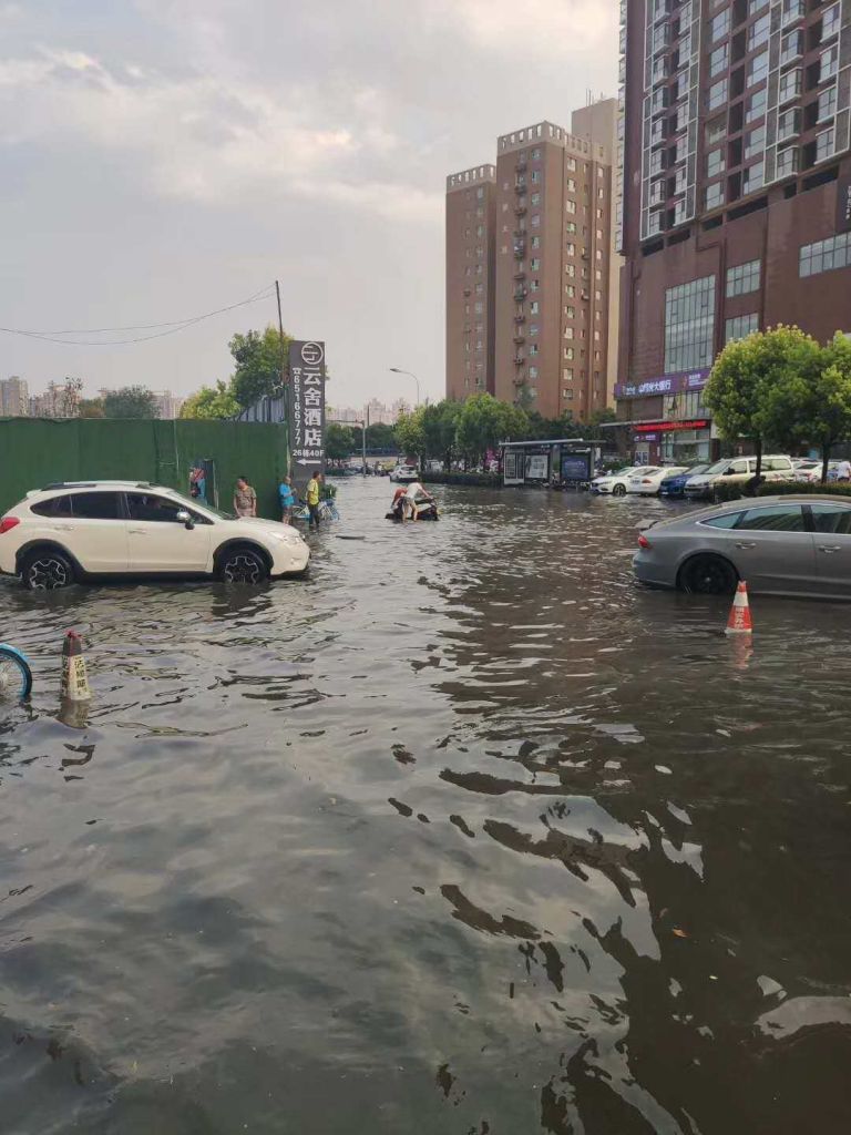 洛阳一公路瞬间大片坍塌(暴雨后洛阳一公路瞬间大片坍塌)