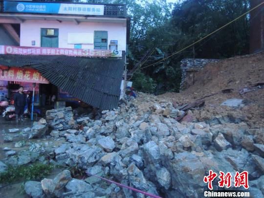 洛阳一小区围墙因暴雨发生坍塌的简单介绍