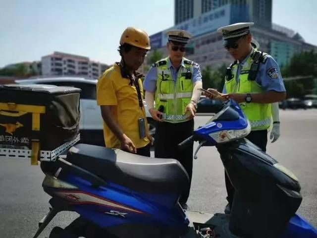 骑摩托车牌照交警(摩托车有牌照无驾照交警怎么处理)