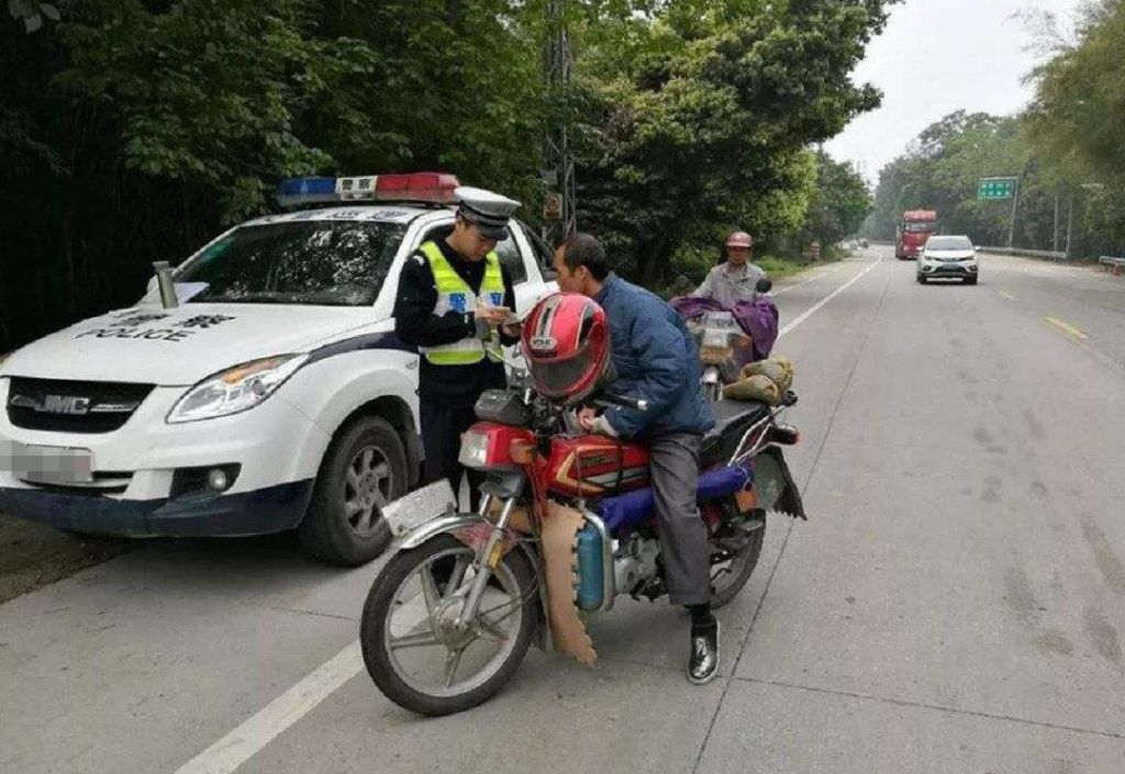 骑摩托车牌照交警(摩托车有牌照无驾照交警怎么处理)