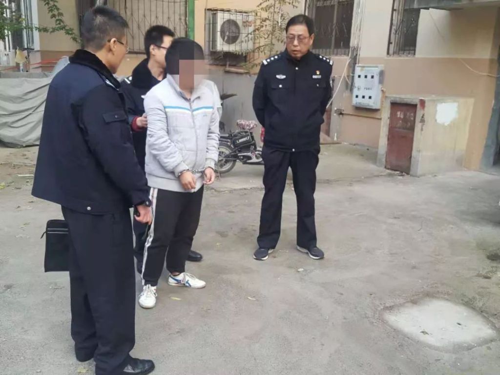 警方抓到盗窃嫌疑(派出所指认嫌疑人过程)