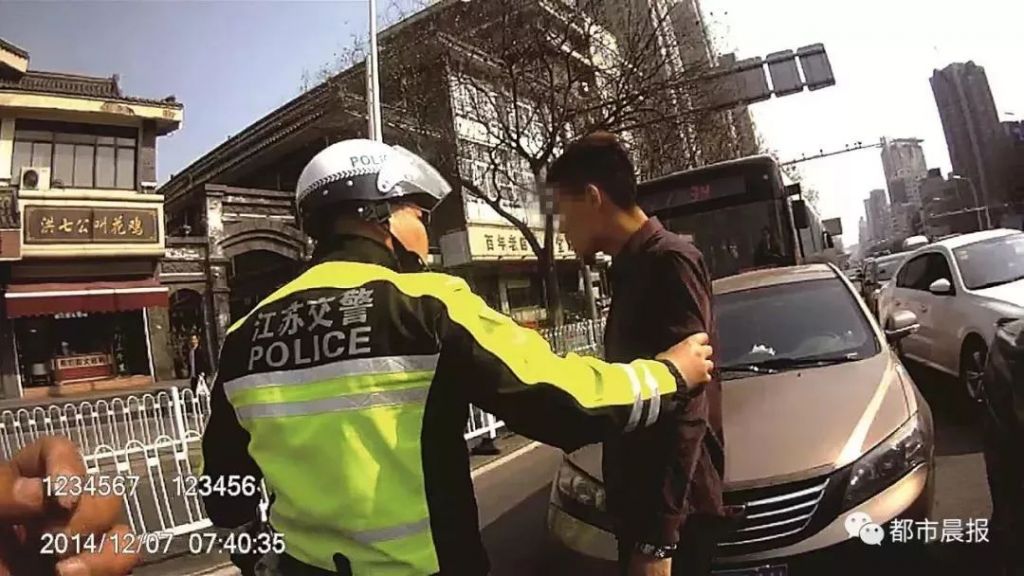 交警变司机(司机违章爱上女交警电影)