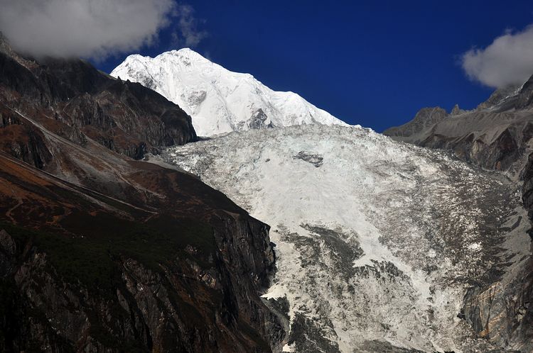 岷山千里雪岷山在哪里(岷山和夹金山是一座山吗)