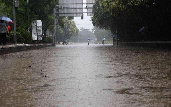 河南暴雨天气图片(河南暴雨加油的图片)