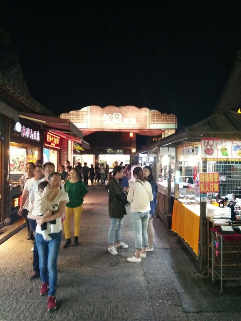 东莞美食街在哪里(东莞国贸美食街在哪里)