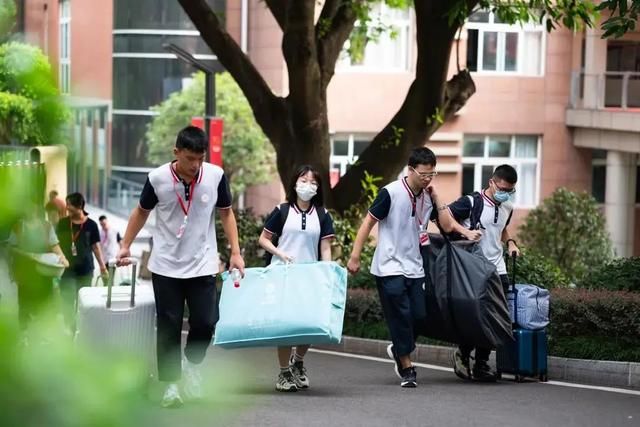 重庆杨家坪中学校徽(重庆杨家坪中学校服事件曝光)