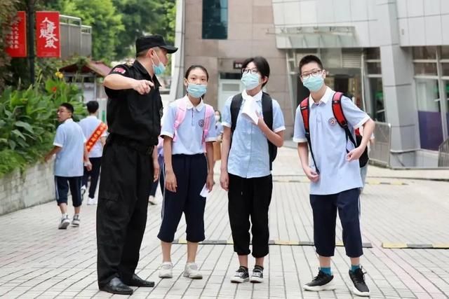 重庆杨家坪中学校徽(重庆杨家坪中学校服事件曝光)