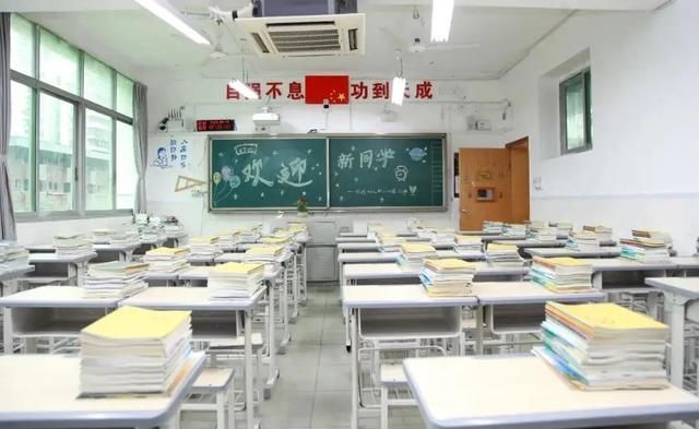 重庆杨家坪中学校徽(重庆杨家坪中学校服事件曝光)