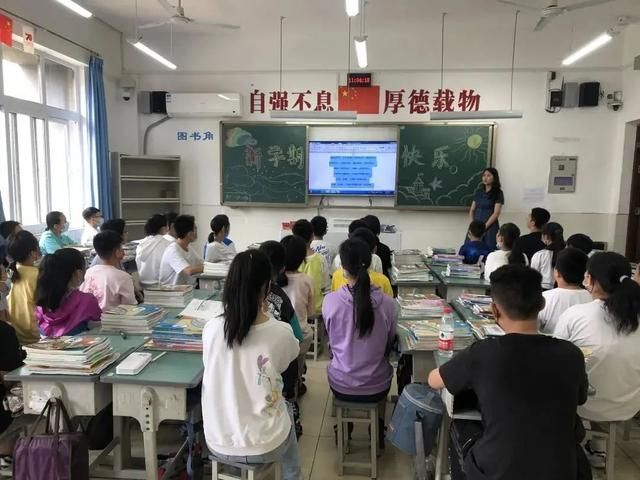 重庆杨家坪中学校徽(重庆杨家坪中学校服事件曝光)