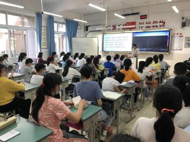 重庆杨家坪中学校徽(重庆杨家坪中学校服事件曝光)