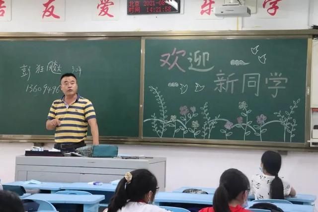 重庆杨家坪中学校徽(重庆杨家坪中学校服事件曝光)