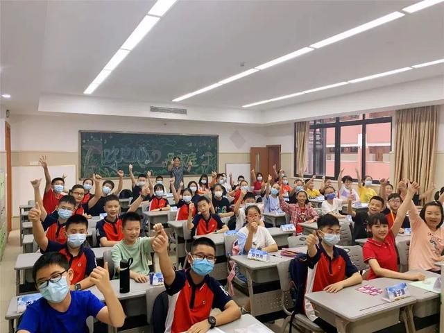 重庆杨家坪中学校徽(重庆杨家坪中学校服事件曝光)