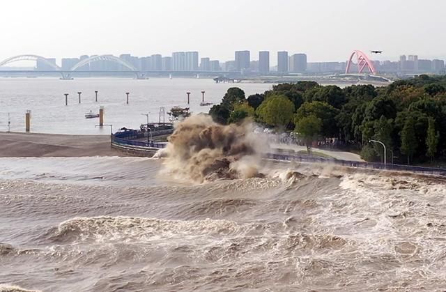 钱塘江大潮在哪个省(钱塘江大潮在哪里是最佳观潮点)